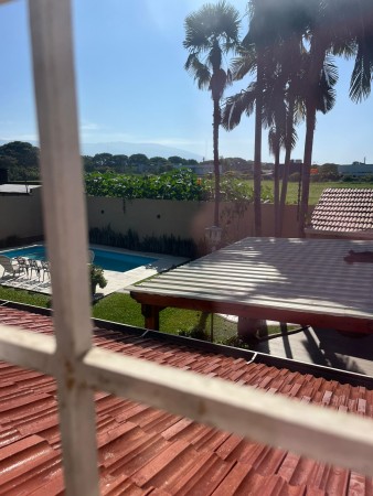 Importante casa con pileta y parque de tres dormitorios en San Juan al 4.600. Calle privada. Apta Credito hipotecario