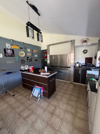 Importante casa con pileta y parque de tres dormitorios en San Juan al 4.600. Calle privada. Apta Credito hipotecario