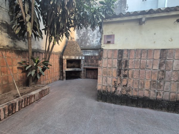 Casa en Barrio Norte de dos planta para remodelar o para edificar en altura sobre Santa Fe casi Junin