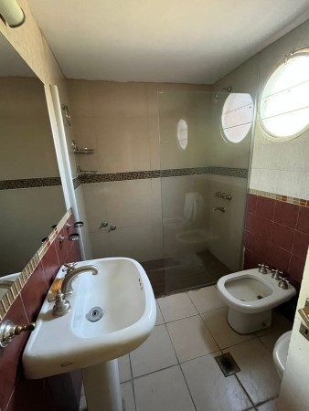 Importante casa con pileta y parque de tres dormitorios en San Juan al 4.600. Calle privada. Apta Credito hipotecario