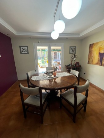 Importante casa con pileta y parque de tres dormitorios en San Juan al 4.600. Calle privada. Apta Credito hipotecario