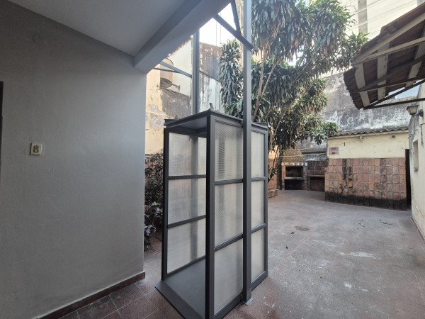 Casa en Barrio Norte de dos planta para remodelar o para edificar en altura sobre Santa Fe casi Junin