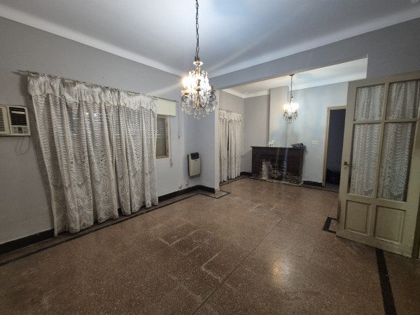 Casa en Barrio Norte de dos planta para remodelar o para edificar en altura sobre Santa Fe casi Junin