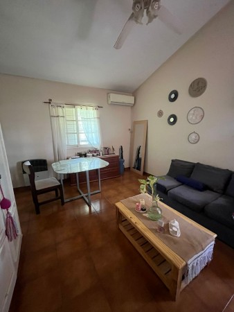 Importante casa con pileta y parque de tres dormitorios en San Juan al 4.600. Calle privada. Apta Credito hipotecario