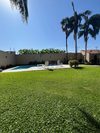 Importante casa con pileta y parque de tres dormitorios en San Juan al 4.600. Calle privada. Apta Credito hipotecario
