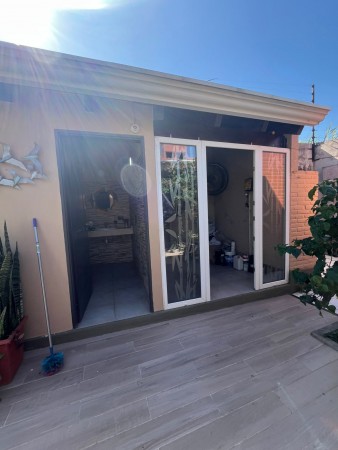 Importante casa con pileta y parque de tres dormitorios en San Juan al 4.600. Calle privada. Apta Credito hipotecario