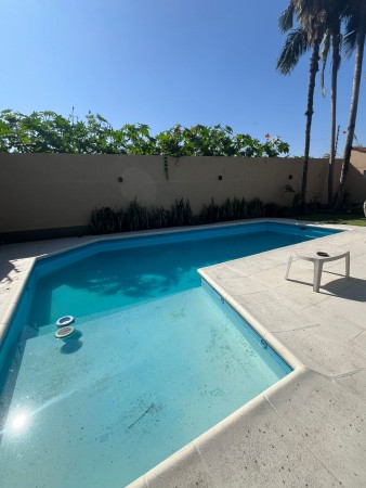 Importante casa con pileta y parque de tres dormitorios en San Juan al 4.600. Calle privada. Apta Credito hipotecario