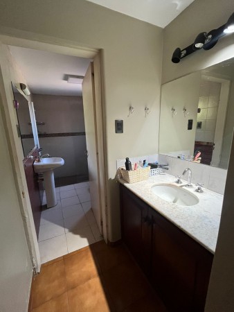 Importante casa con pileta y parque de tres dormitorios en San Juan al 4.600. Calle privada. Apta Credito hipotecario
