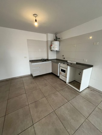 MONOAMBIENTE AMPLIO DE 45 M2 PROPIOS Y LUMINOSO CON BALCON EN AVENIDA ALEM 555 PISO 5