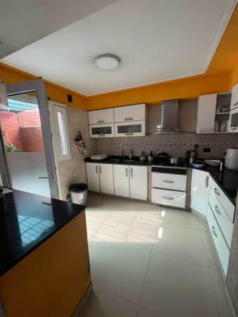 Importante casa con pileta y parque de tres dormitorios en San Juan al 4.600. Calle privada. Apta Credito hipotecario