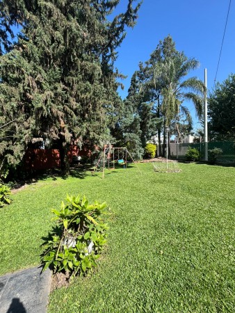 Importante casa con pileta y parque de tres dormitorios en San Juan al 4.600. Calle privada. Apta Credito hipotecario