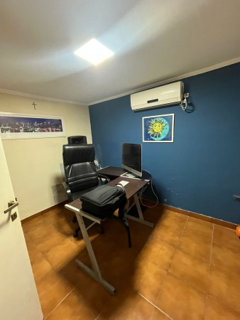 Importante casa con pileta y parque de tres dormitorios en San Juan al 4.600. Calle privada. Apta Credito hipotecario