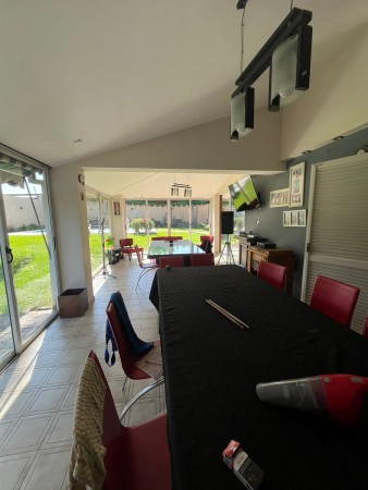 Importante casa con pileta y parque de tres dormitorios en San Juan al 4.600. Calle privada. Apta Credito hipotecario