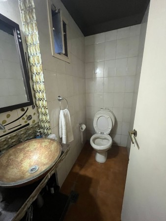 Importante casa con pileta y parque de tres dormitorios en San Juan al 4.600. Calle privada. Apta Credito hipotecario