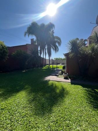 Importante casa con pileta y parque de tres dormitorios en San Juan al 4.600. Calle privada. Apta Credito hipotecario