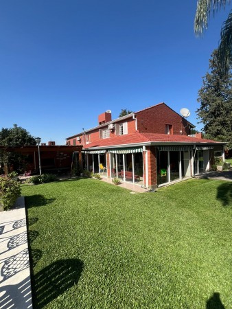 Importante casa con pileta y parque de tres dormitorios en San Juan al 4.600. Calle privada. Apta Credito hipotecario
