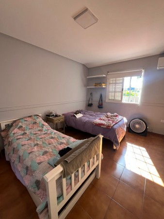 Importante casa con pileta y parque de tres dormitorios en San Juan al 4.600. Calle privada. Apta Credito hipotecario
