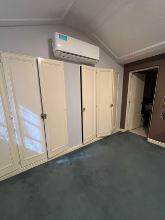 Importante casa con pileta y parque de tres dormitorios en San Juan al 4.600. Calle privada. Apta Credito hipotecario