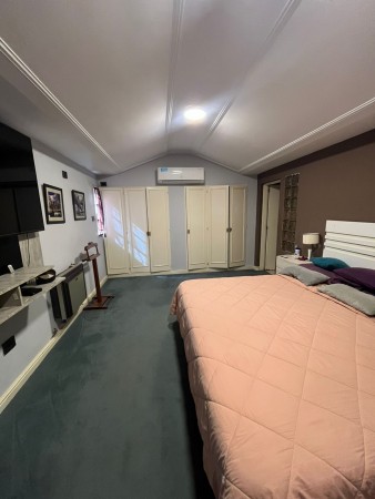 Importante casa con pileta y parque de tres dormitorios en San Juan al 4.600. Calle privada. Apta Credito hipotecario