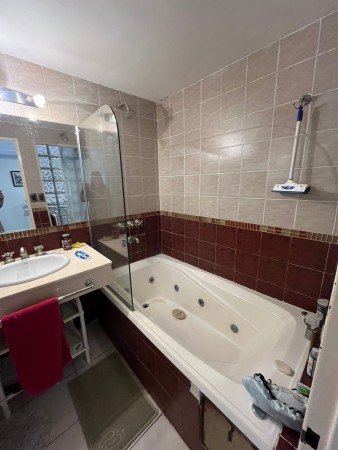 Importante casa con pileta y parque de tres dormitorios en San Juan al 4.600. Calle privada. Apta Credito hipotecario