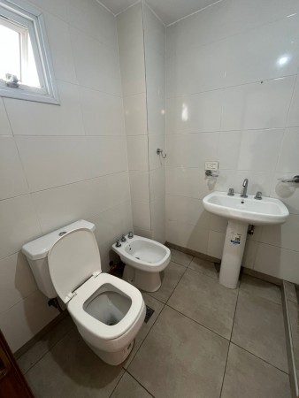MONOAMBIENTE AMPLIO DE 45 M2 PROPIOS Y LUMINOSO CON BALCON EN AVENIDA ALEM 555 PISO 5