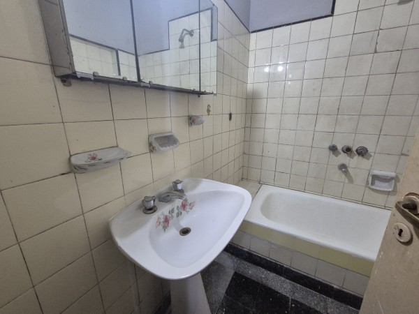 Casa en Barrio Norte de dos planta para remodelar o para edificar en altura sobre Santa Fe casi Junin