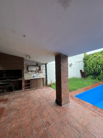 Casa de 4 dormitorios zona Parque Guillermina en Pasaje Gianelli 3.900