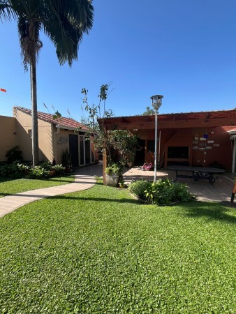 Importante casa con pileta y parque de tres dormitorios en San Juan al 4.600. Calle privada. Apta Credito hipotecario