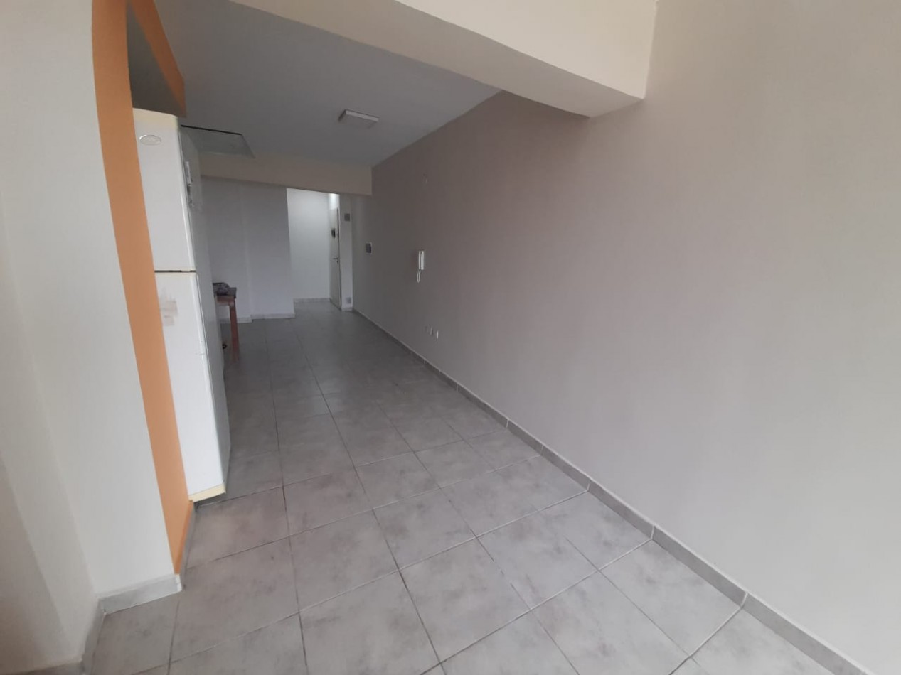 MONOAMBIENTE CON AA Y HELADERA EN AVENIDA MATE DE LUNA 2.250