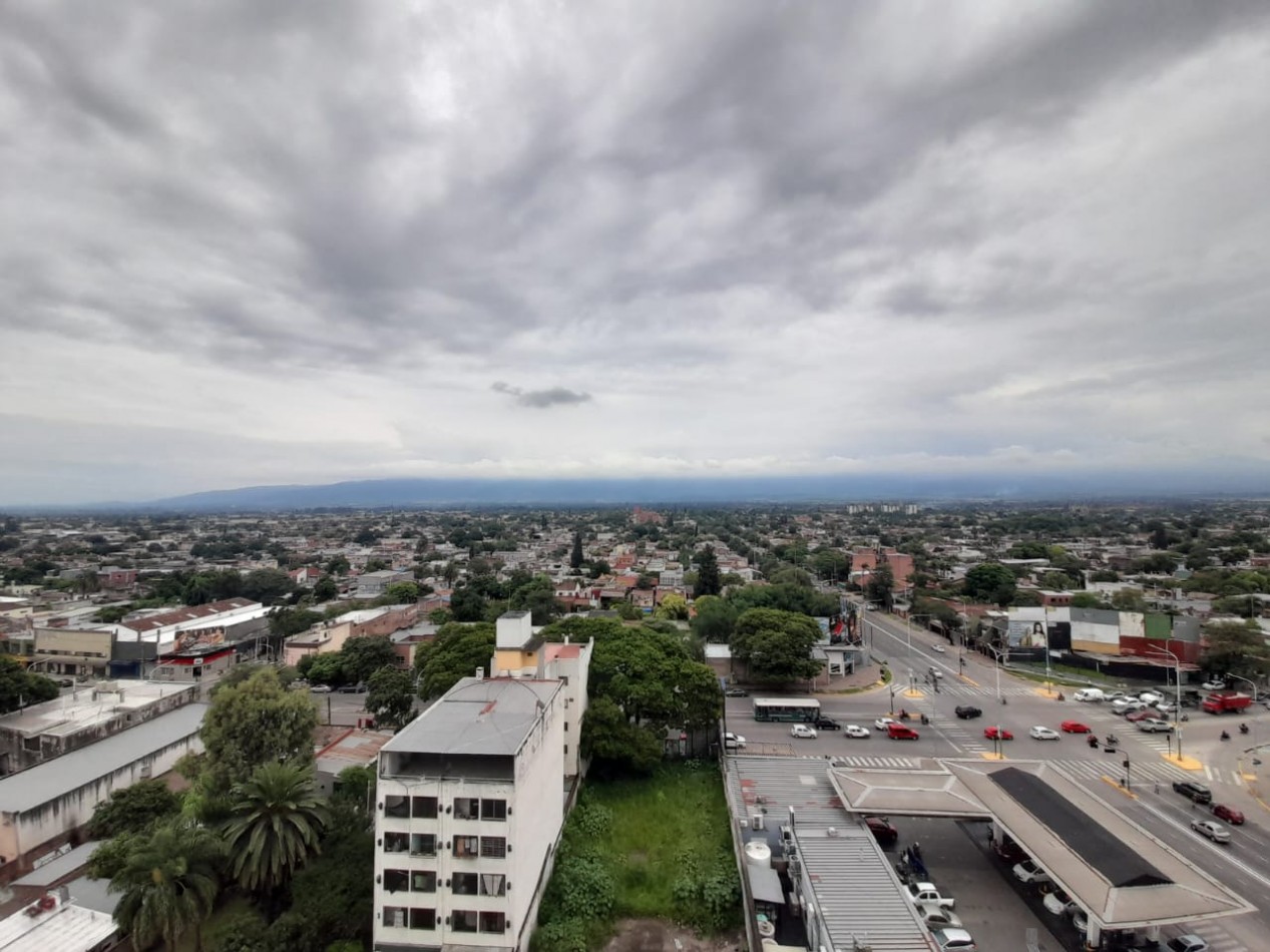 MONOAMBIENTE CON AA Y HELADERA EN AVENIDA MATE DE LUNA 2.250