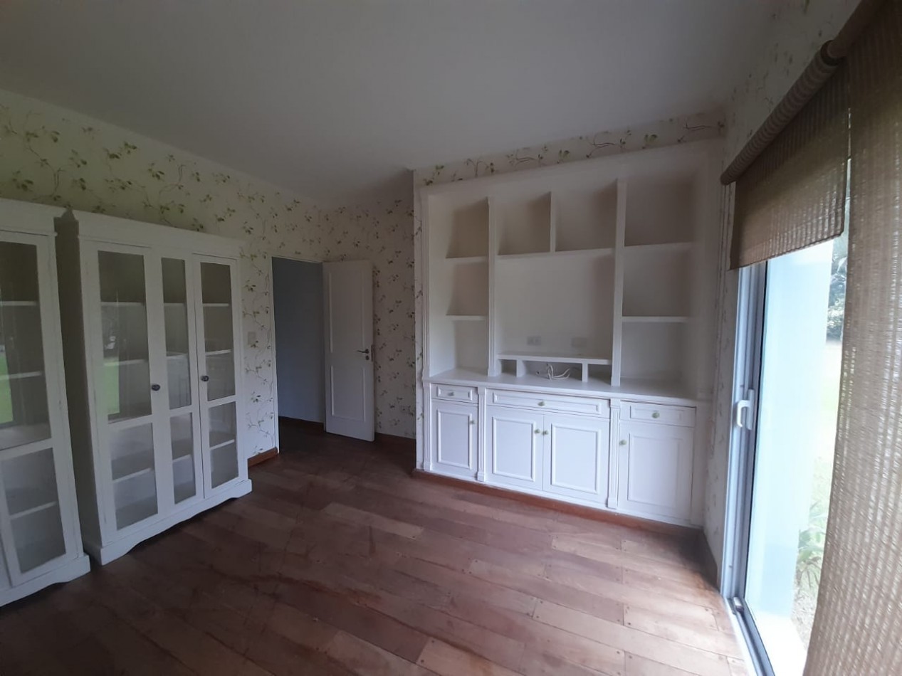 CASA EN COUNTRY DEL GOLF VIEJO YERBA BUENA DE 4 D CON PILETA