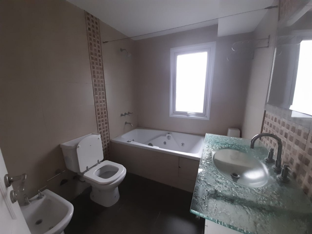 CASA EN COUNTRY DEL GOLF VIEJO YERBA BUENA DE 4 D CON PILETA