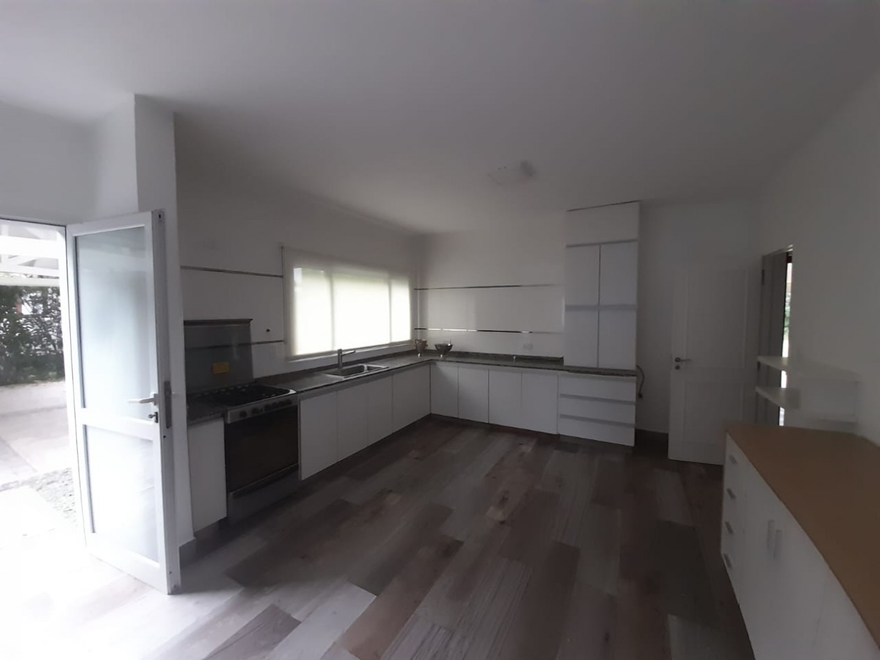 CASA EN COUNTRY DEL GOLF VIEJO YERBA BUENA DE 4 D CON PILETA