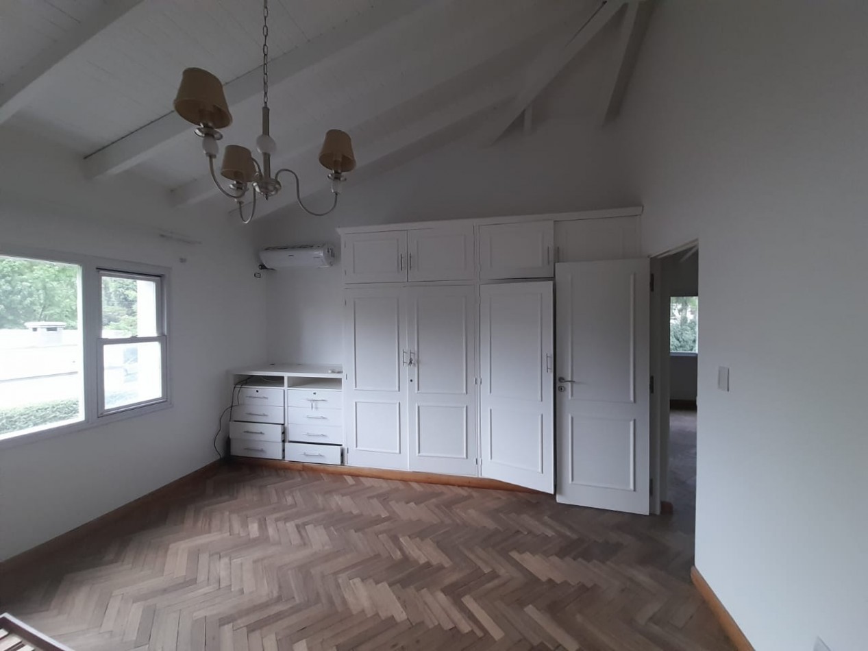 CASA EN COUNTRY DEL GOLF VIEJO YERBA BUENA DE 4 D CON PILETA