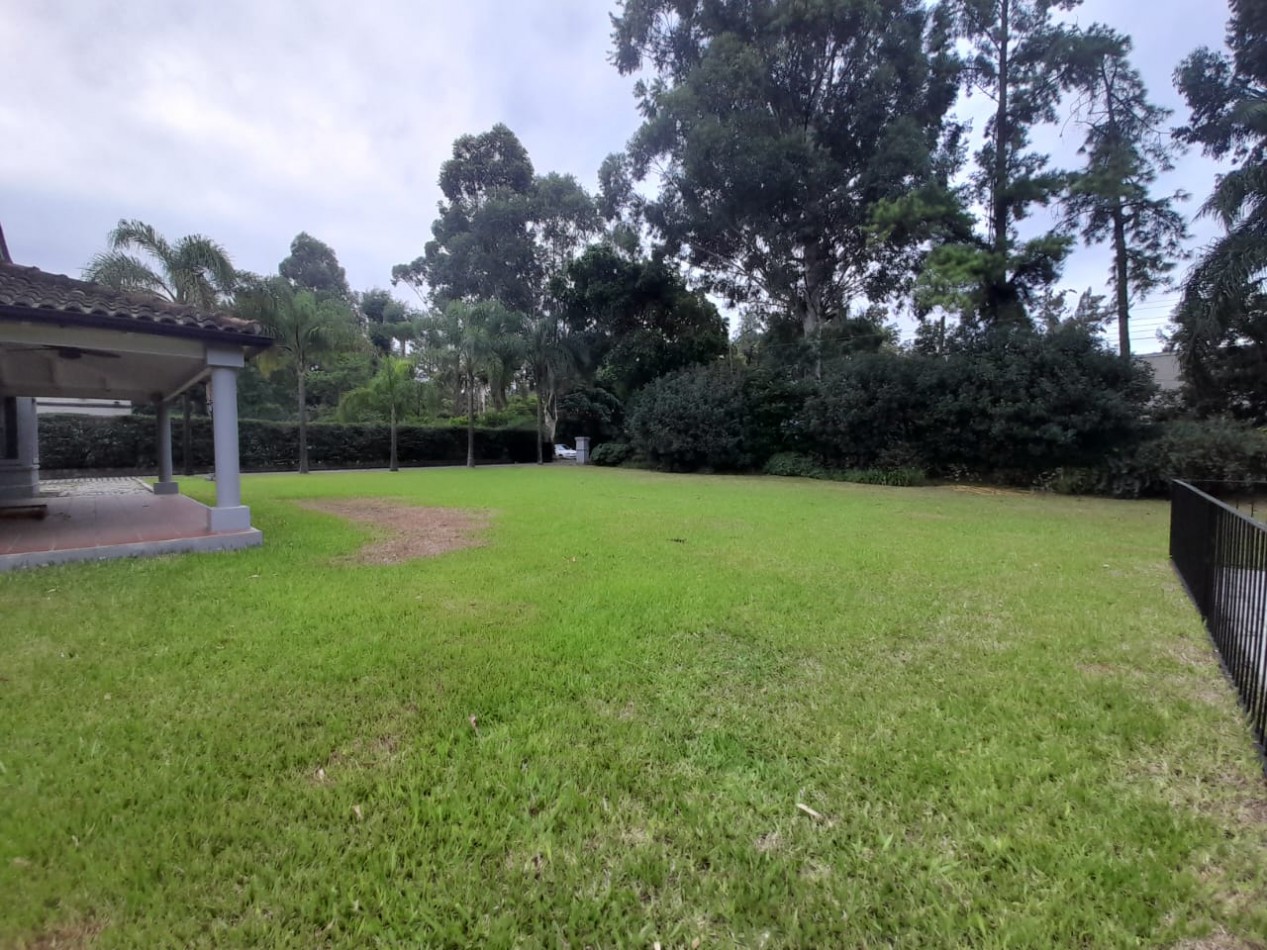 CASA EN COUNTRY DEL GOLF VIEJO YERBA BUENA DE 4 D CON PILETA