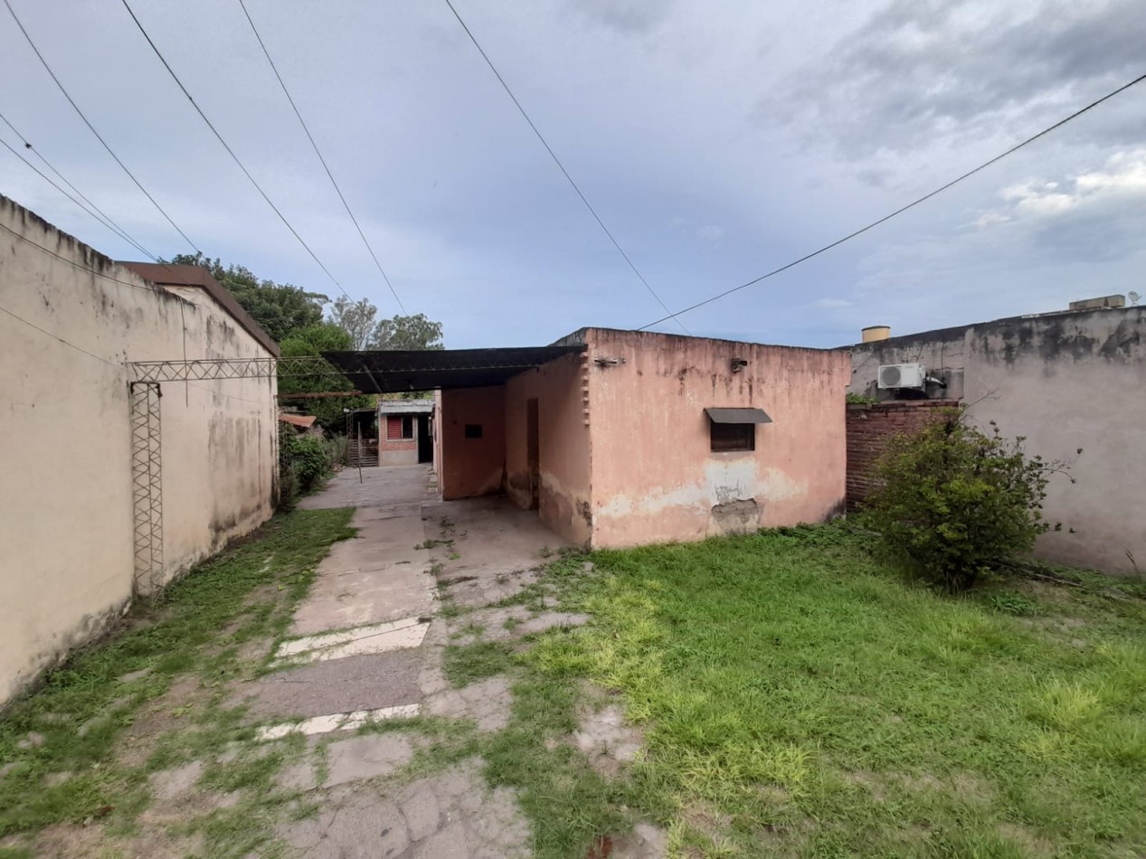 CASA EN MUÑECAS AL 2600 TERRENO 390 M2