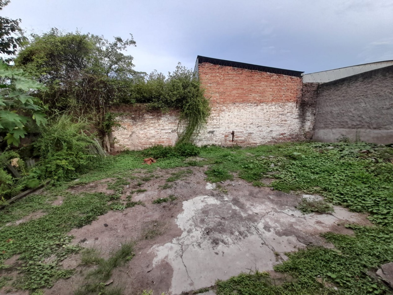CASA EN MUÑECAS AL 2600 TERRENO 390 M2