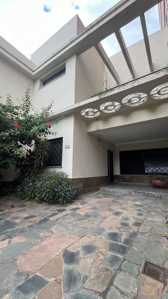 IMPORTANTE CASA 4D VIRGEN DE LA MERCED 700, 780m2