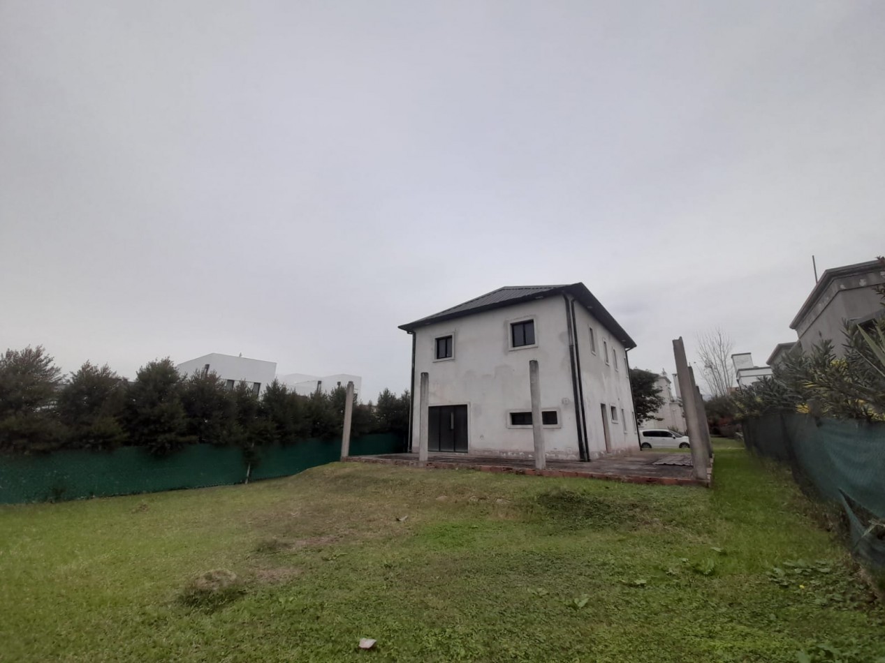 CASA EN YERBA BUENA A TERMINAR BARRIO ALTO VERDE 1 DE TRES DORMITORIOS
