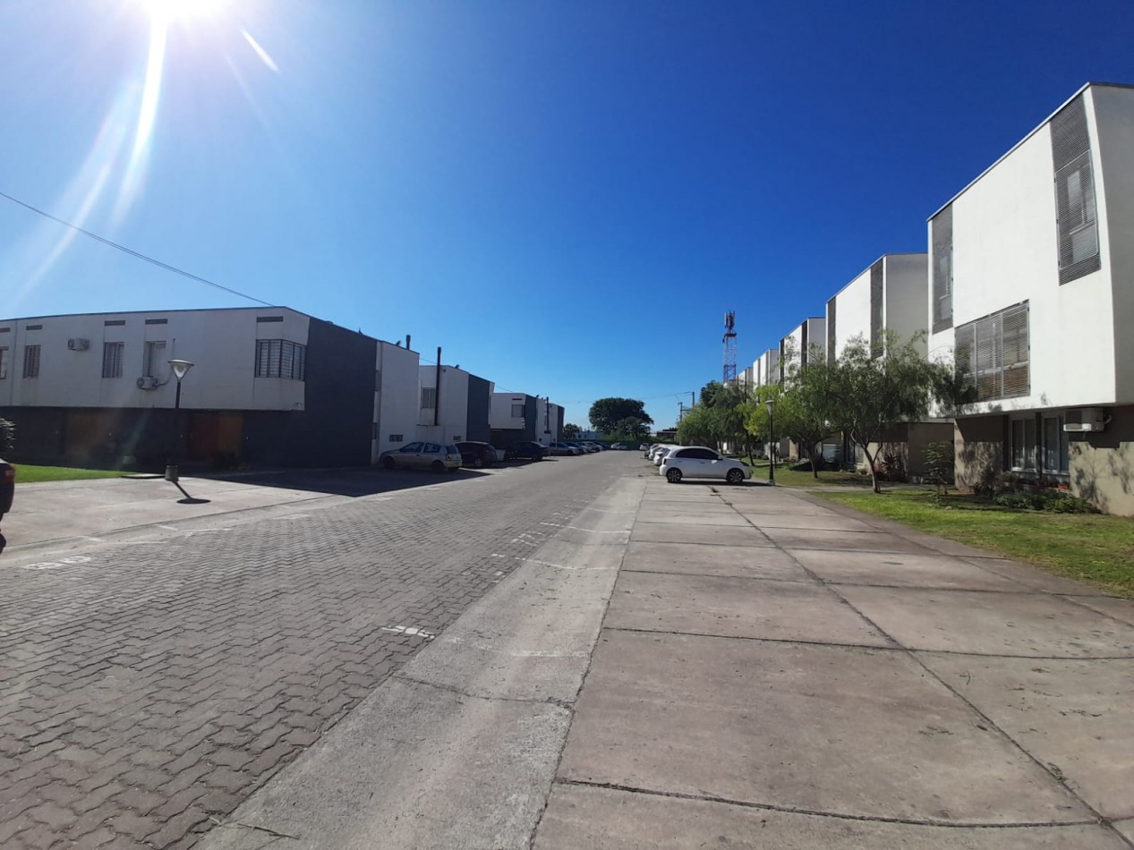 DUPLEX 2D CON COCHERA, COMPLEJO CERRADO HOLMBERG 1800