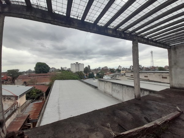 Local comercial tres plantas en Avenida Mitre 755