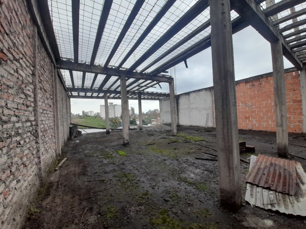 Local comercial tres plantas en Avenida Mitre 755