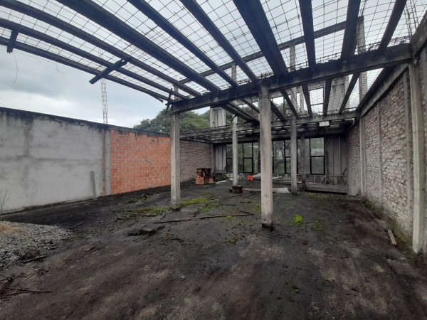 Local comercial tres plantas en Avenida Mitre 755