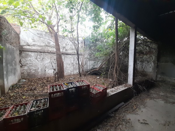 Local comercial tres plantas en Avenida Mitre 755