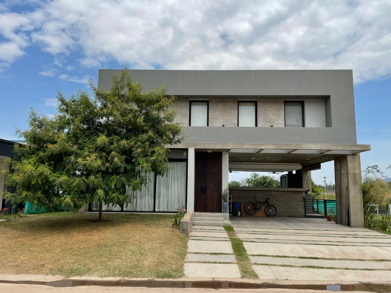 Hermosa casa en Barrio Cerrado Fincas del Manantial sobre Avenida Solano Vera