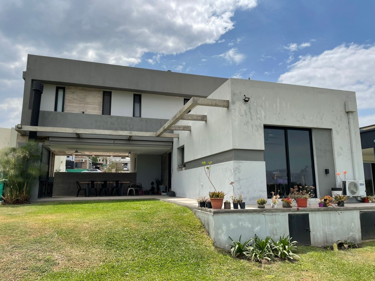 Hermosa casa en Barrio Cerrado Fincas del Manantial sobre Avenida Solano Vera