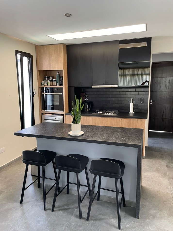 Hermosa casa en Barrio Cerrado Fincas del Manantial sobre Avenida Solano Vera