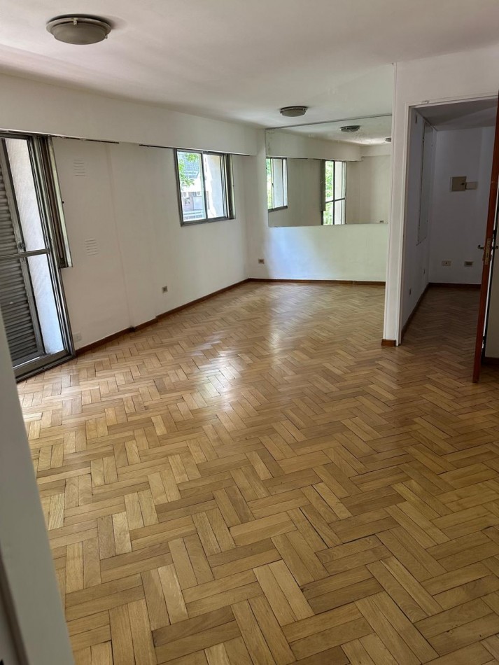 Departamento 4 dormitorios con patio en Catamarca al 400
