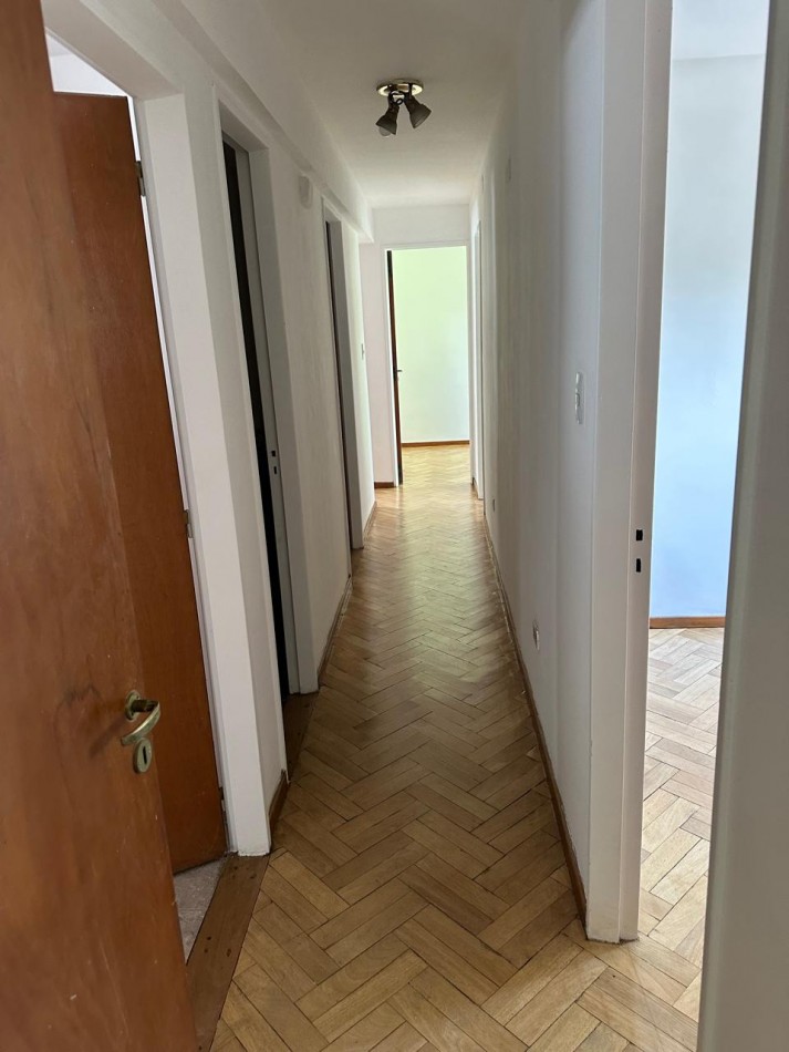 Departamento 4 dormitorios con patio en Catamarca al 400