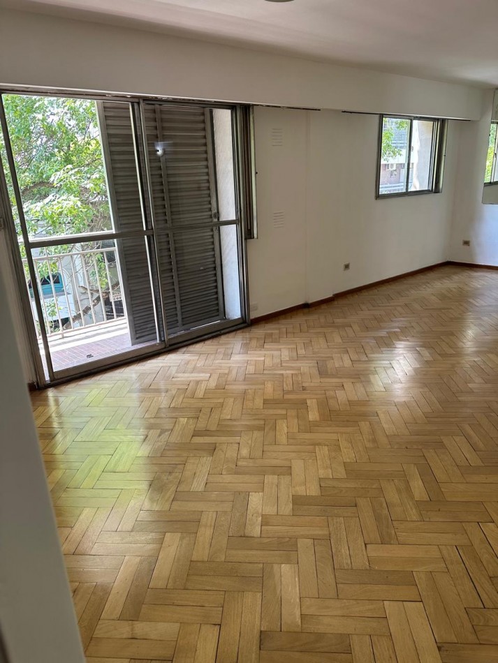Departamento 4 dormitorios con patio en Catamarca al 400